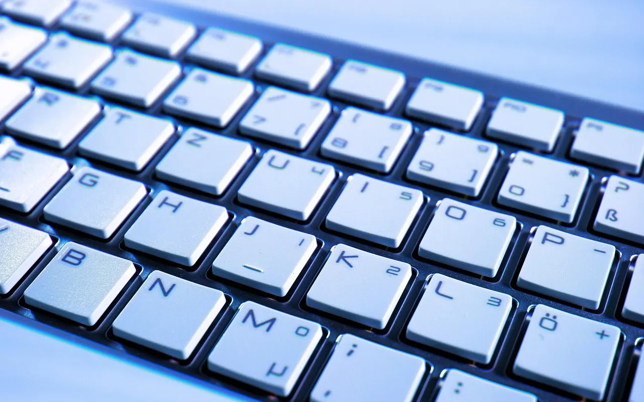 IT-Zubehör für den Arbeitsplatz online bestellen – Symbolbild